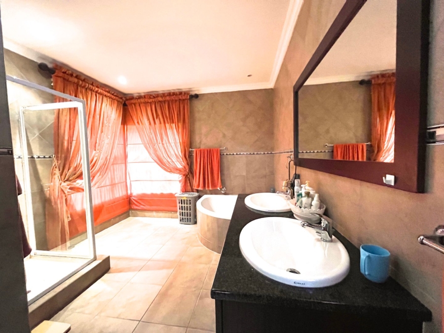 5 Bedroom Property for Sale in Birdwood Estate North West